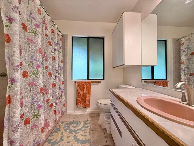 Building Photo - Beautiful 3 Bedroom / 2.5 Bathroom Home in Wailuku Heights!