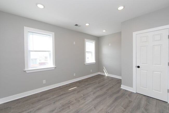 Building Photo - Beautiful Gut Renovated 2 Bed/1 Bath Top F...