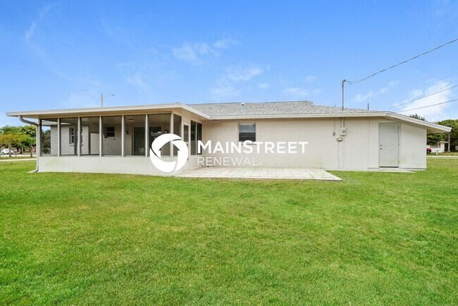 Building Photo - 3 Bedroom Pet-Friendly Home in Fort Myers, FL with Main Street Renewal