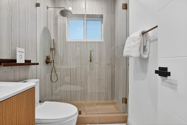 Building Photo - 5760 NE 18th Ave