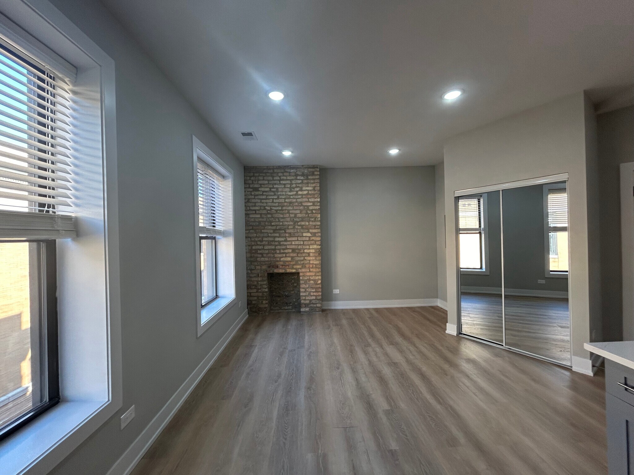 Building Photo - 423 W Belden Ave