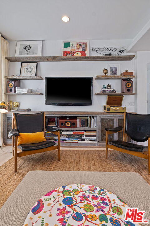 Building Photo - 835 Superba Ave