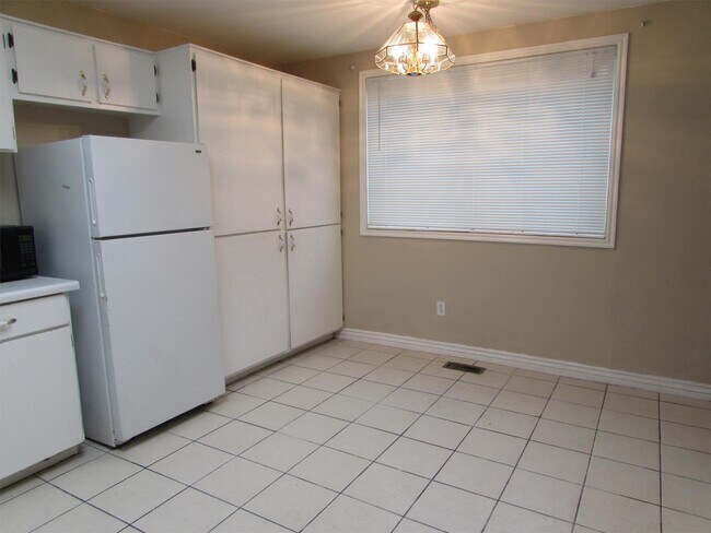 Building Photo - 465 Pamela Way