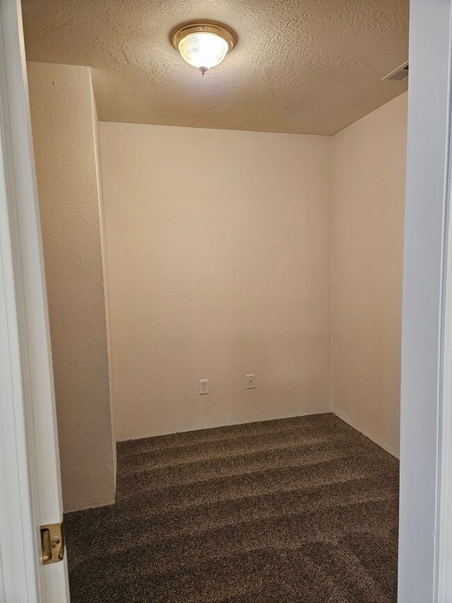 Building Photo - Clean Duplex