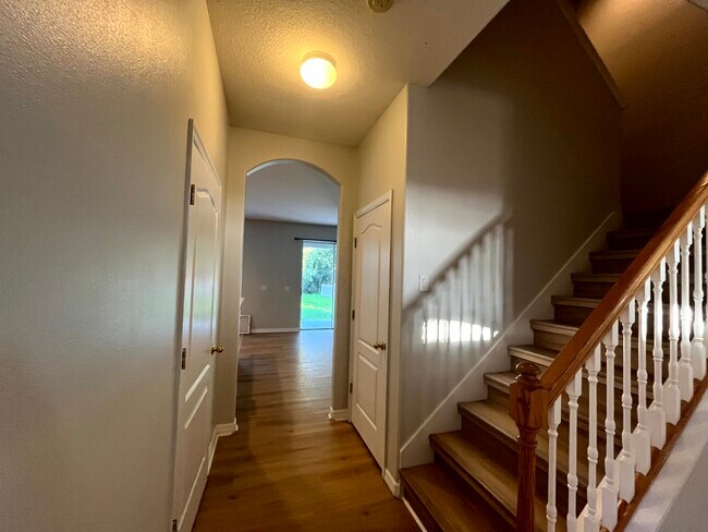 Building Photo - 7843 Foxgrove Dr