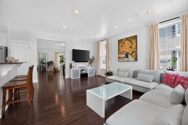 Building Photo - Spacious 3BR Condo in Westborough
