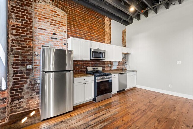 Building Photo - 558 St Francis St