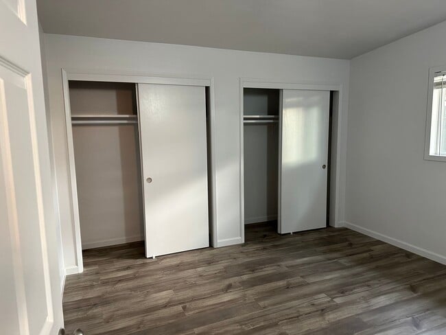 Building Photo - Beautifully updated 2 bedroom 1 bath duple...
