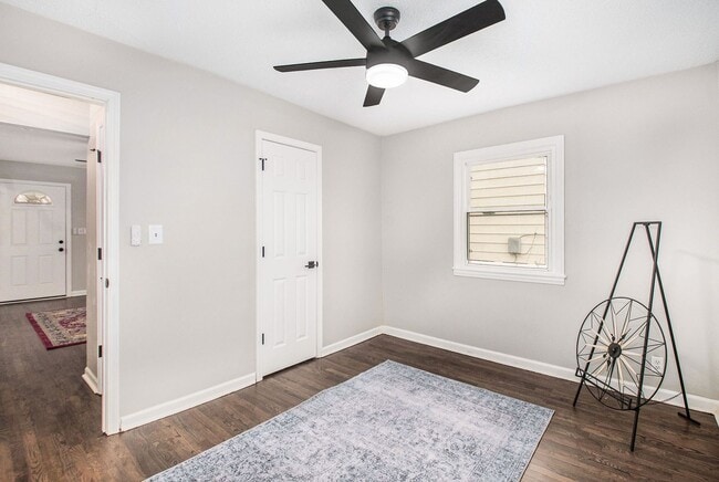 Building Photo - Completely Renovated 2 Bedroom House!