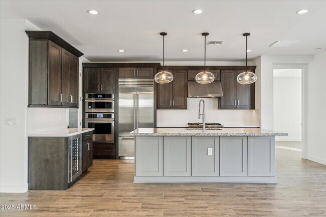 Building Photo - 11138 N San Clemente St