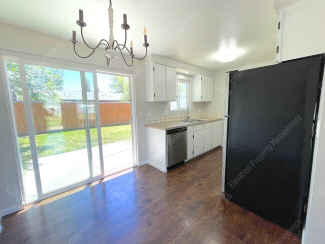 Building Photo - Recently-renovated 2 BR duplex in Redmond ...