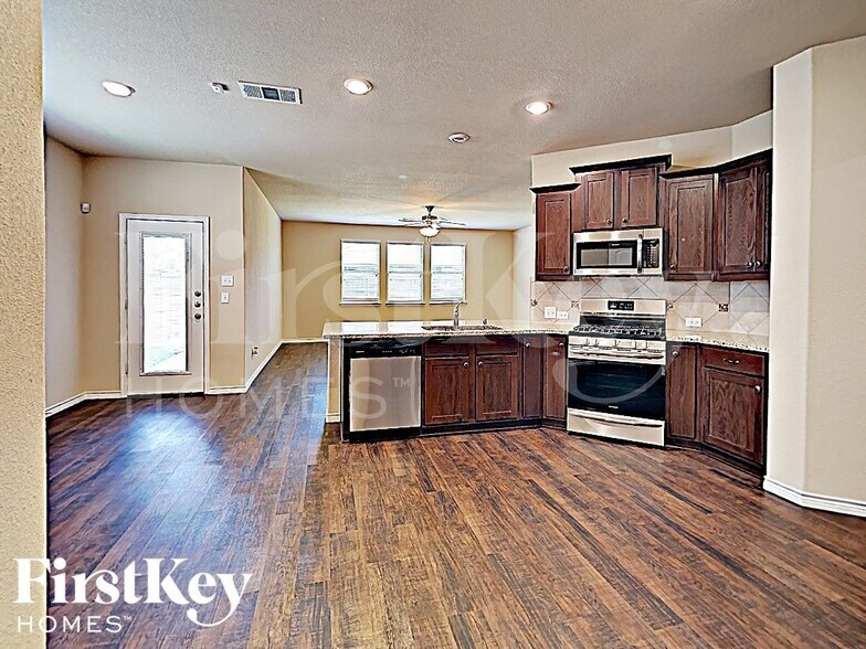 Building Photo - 561 Jamestown Ln