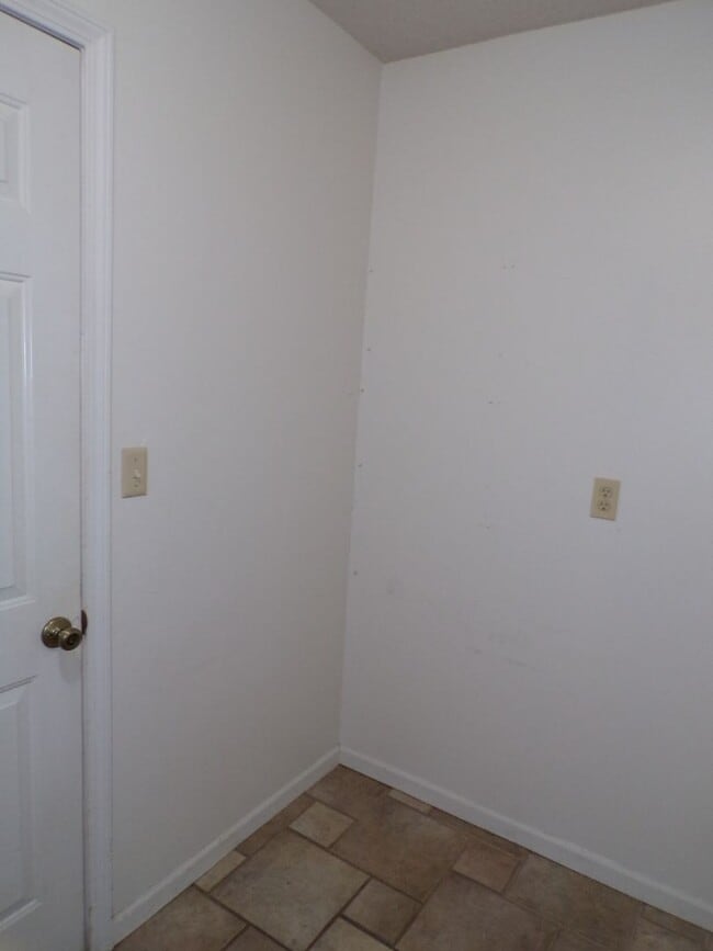 Building Photo - Nice 3 Bedroom 2 Bathroom House In South C...