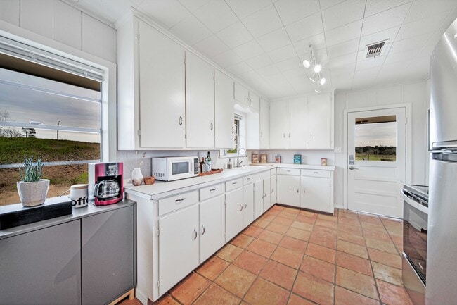 Building Photo - Meadow View Manor