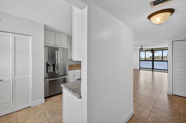 Building Photo - 115 Lake Emerald Dr