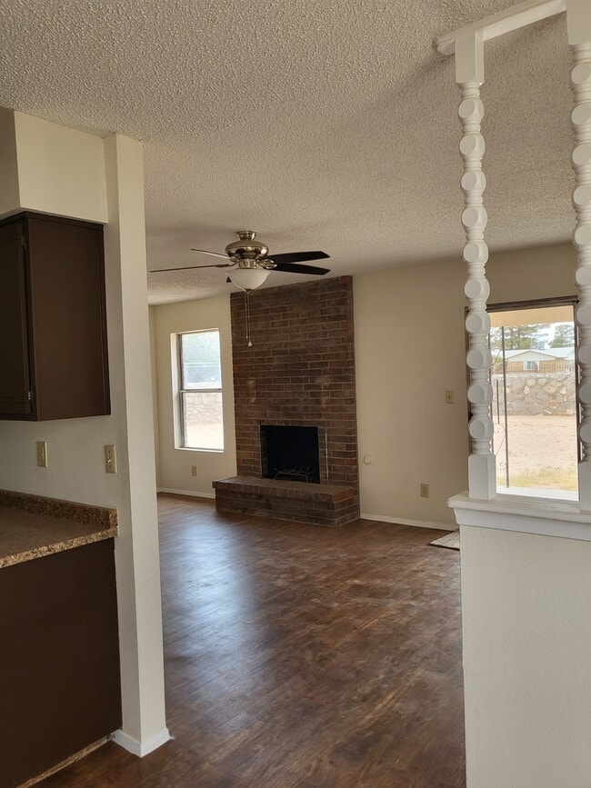 Building Photo - 3453 Hollyglen St