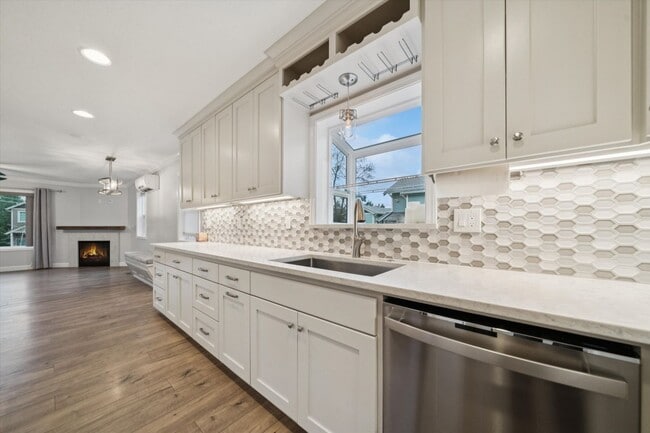Building Photo - Beautiful Hillsdale 4 BR, 2 BA home