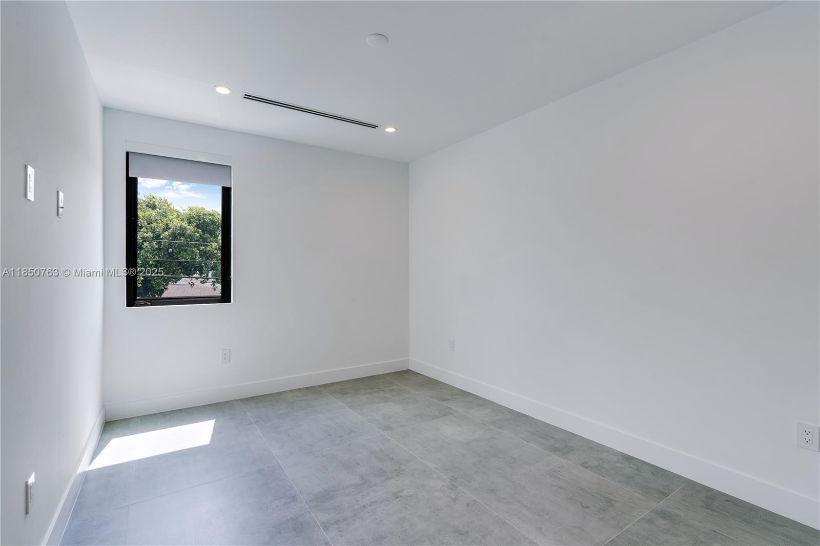 Building Photo - 2840 SW 32nd Ct