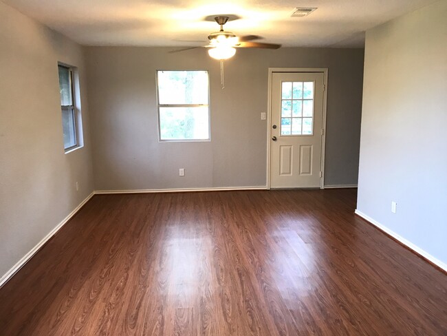 Building Photo - Gorgeous and spacious home in Danbury, Just remodeled and move in ready!