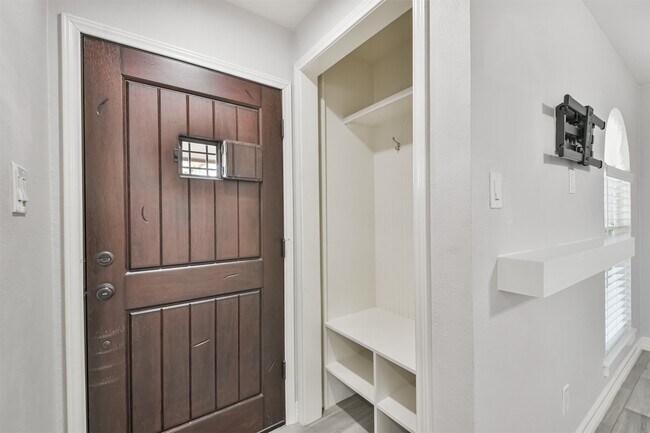 Building Photo - 7623 Yellow Pine Dr