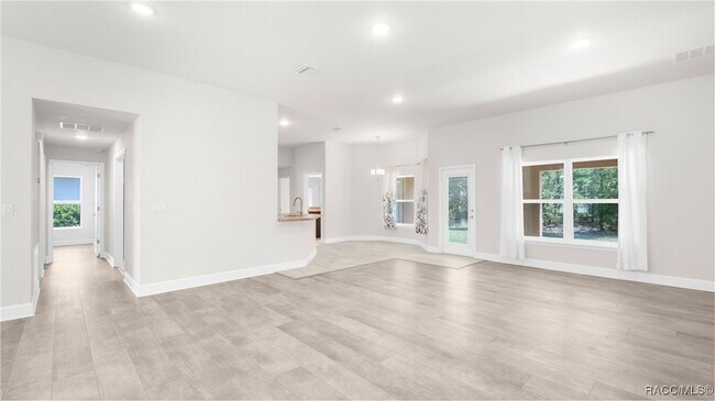 Building Photo - 23 Lone Pine St