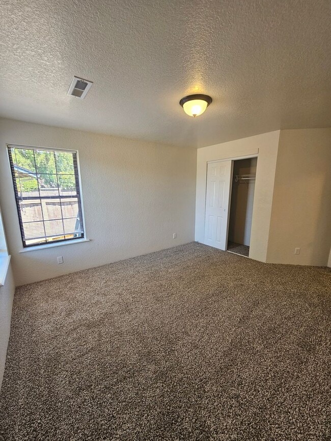 Building Photo - Beautiful House with Spacious Kitchen