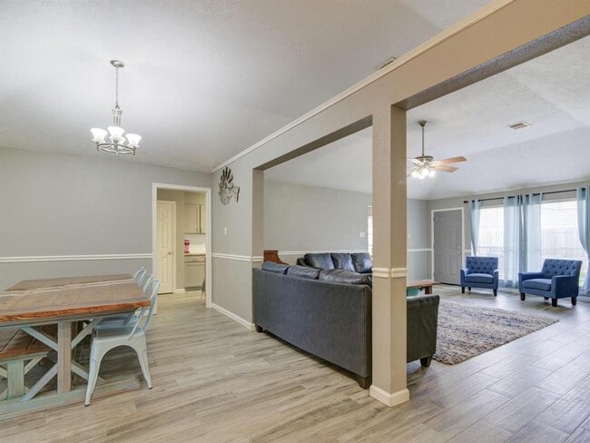 Building Photo - 10941 W Dogwood Dr