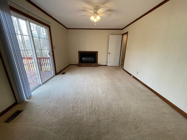 Building Photo - Lovely 3br 2ba home in quiet Chapel Hill neighborhood, walking distance to McDougle Elementary!