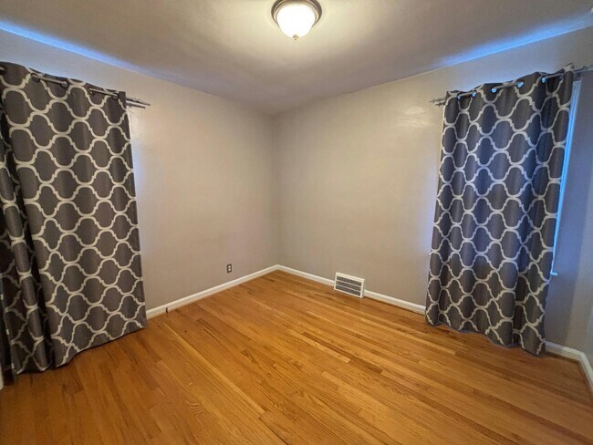 Building Photo - 581 Flowerdale St