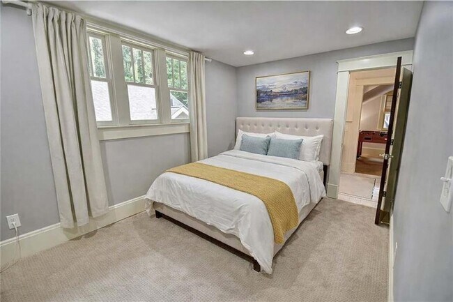 Building Photo - 389 6th St NE