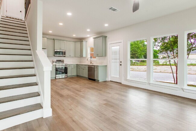 Building Photo - Brand new construction just minutes from downtown Pensacola and a quick trip to the beach. Ready ...