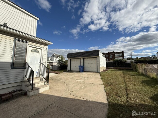 Building Photo - 251 Henry St