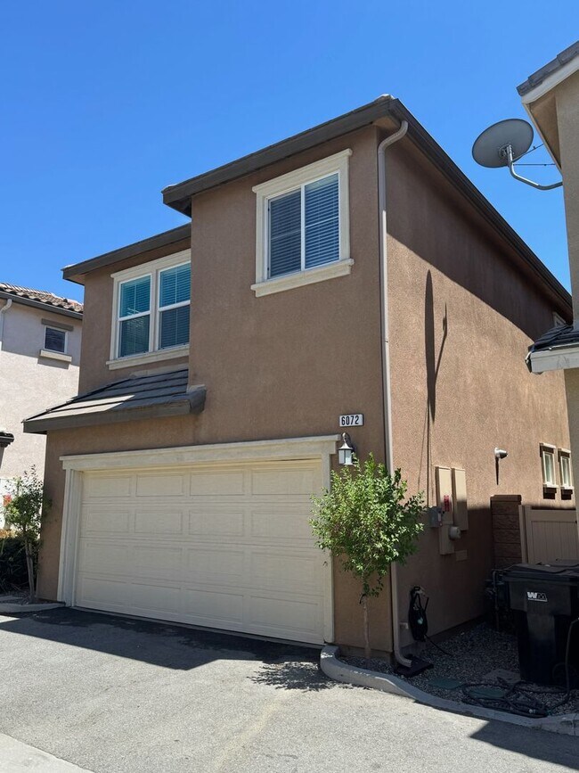 Building Photo - Modern Eastvale Home | 3 Bed | 2.5 Bath | 2-Car Garage | Pool & Gym | Solar Panels