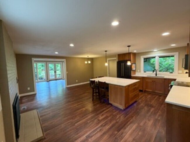 Building Photo - Charming, Spacious, Updated Home in Lake Oswego!