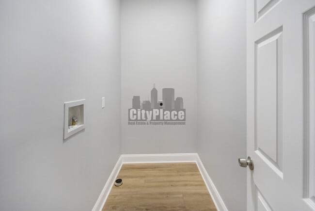 Building Photo - 2224 N Kenwood Ave