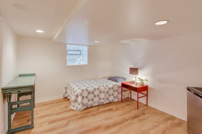 Building Photo - 3536 N Marshfield Ave