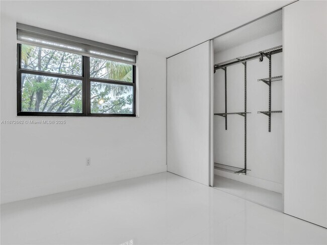 Building Photo - 7125 Bay Dr