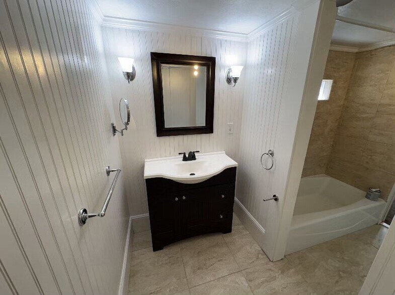 Building Photo - 824 Spencer Ave