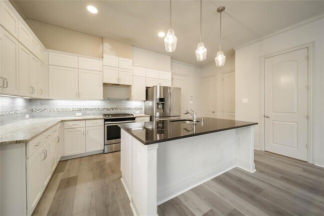 Building Photo - 2745 Troutt Dr