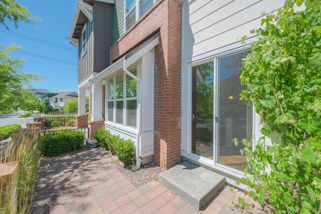 Building Photo - Spacious Brick and Wood Home in Issaquah