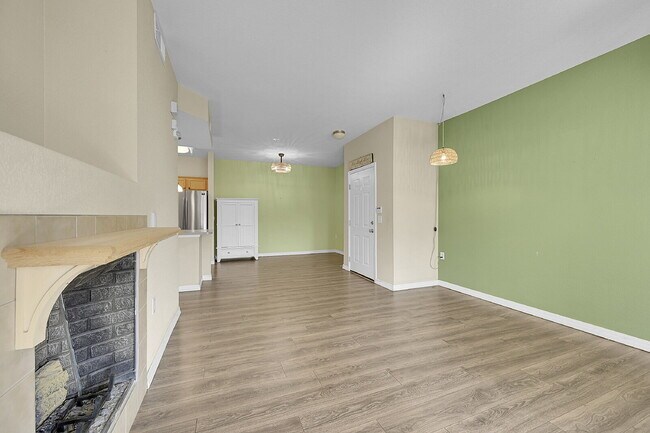 Building Photo - $1,595.00 - HALF OFF First Months' Rent -  2 Bedrooms, 1 Bathroom, Condo in Longmont with Washer ...