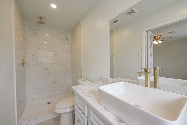 Building Photo - 2114 Shasta Dr