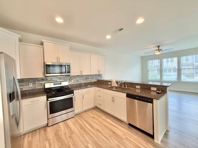 Building Photo - Stunning 3BD, 2.5BA End Unit Townhome in t...