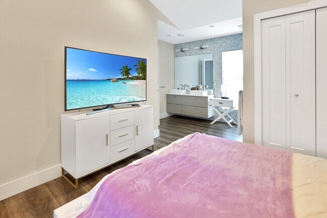 Building Photo - 4bd/3.5bth Perfectly Located Modern Townhouse