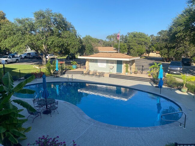 Building Photo - STUDIO CONDO WITH A MILLION DOLLAR LAKE VIEW