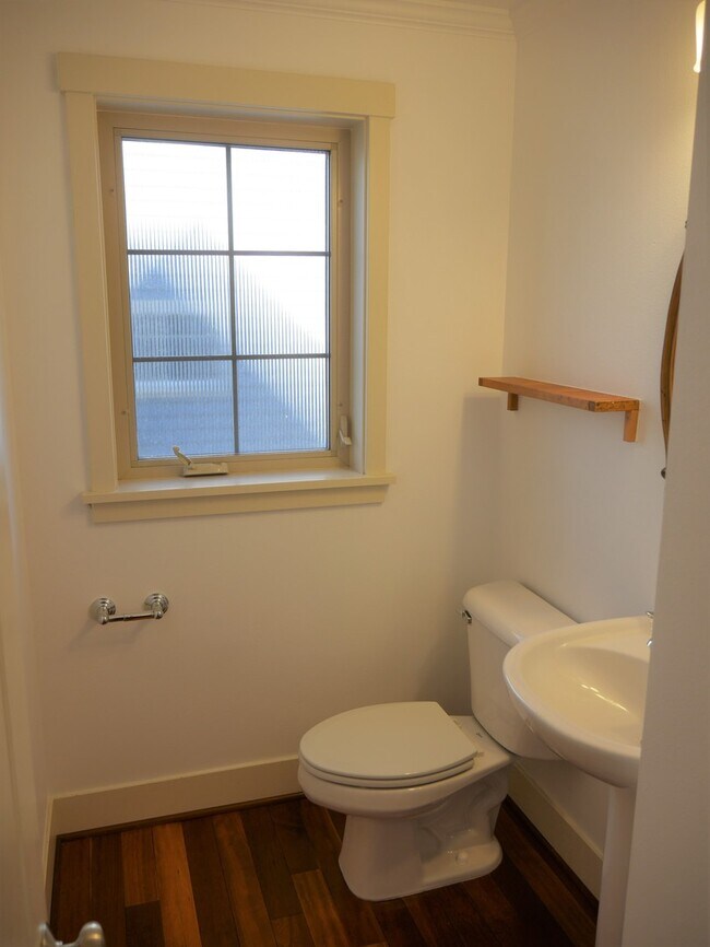 Building Photo - 4 Bedroom Townhouse Blocks from Seattle Un...