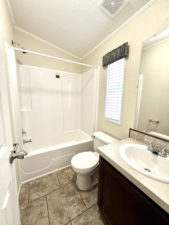 Building Photo - 291 Golden Dr