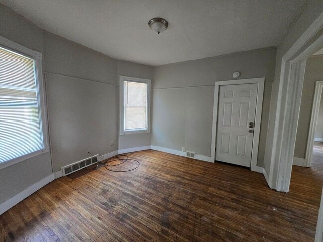 Building Photo - 641 N Goodman St