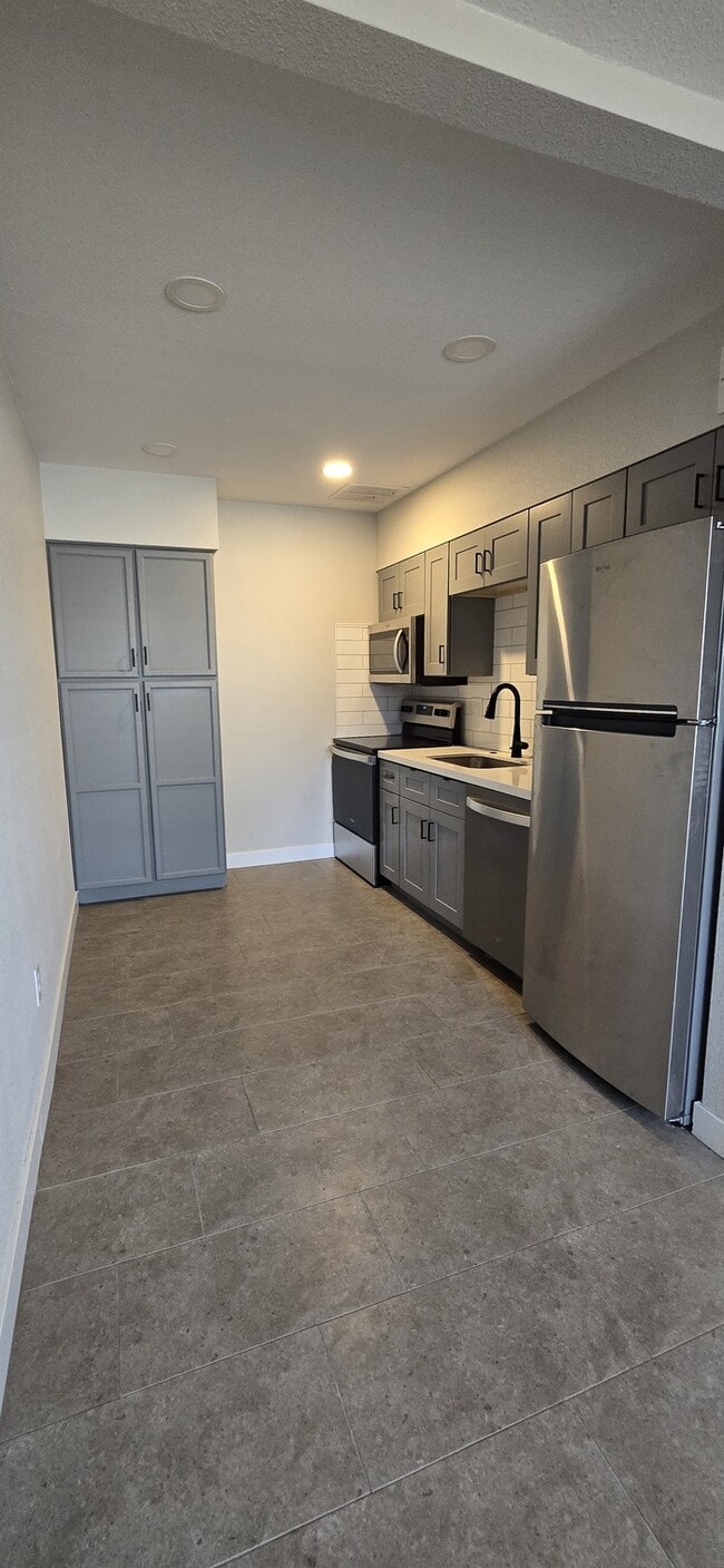 Building Photo - Newly Remodeled Single Story 2-Bed 1-Bath Apartment