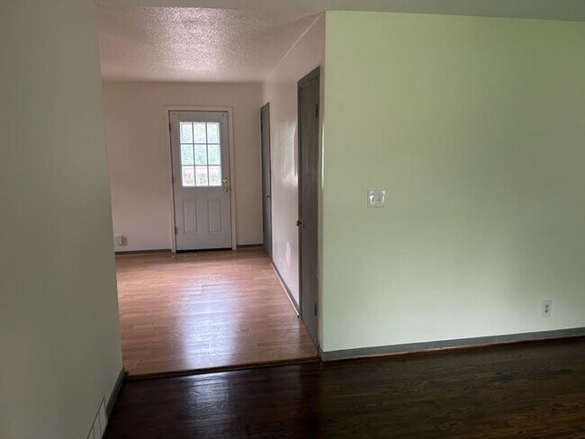 Building Photo - ASK about the MOVE IN SPECIAL! NO DEPOSIT!...